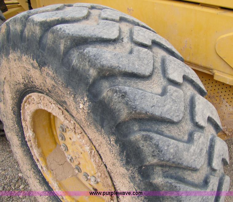 image for item 4810 1998 John Deere 772CH motor grader