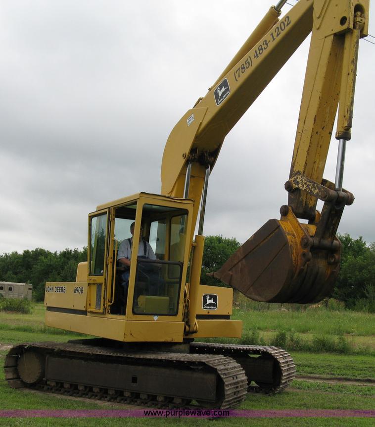 image for item 5033 1979 John Deere 690B excavator