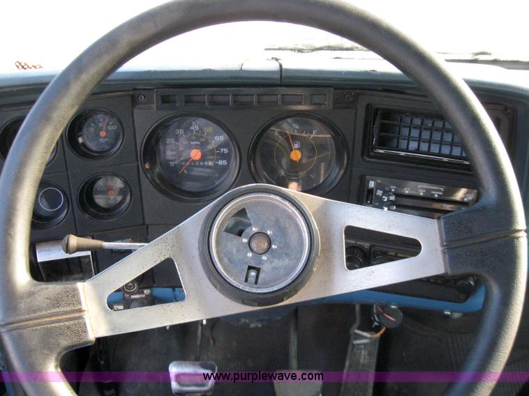 image for item 7235 1989 GMC Topkick C7D042 ladder truck