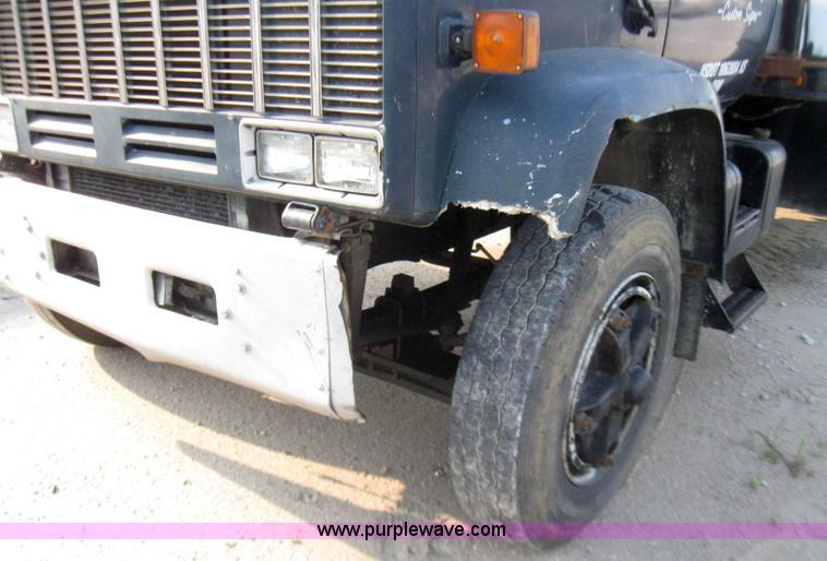 image for item 7235 1989 GMC Topkick C7D042 ladder truck