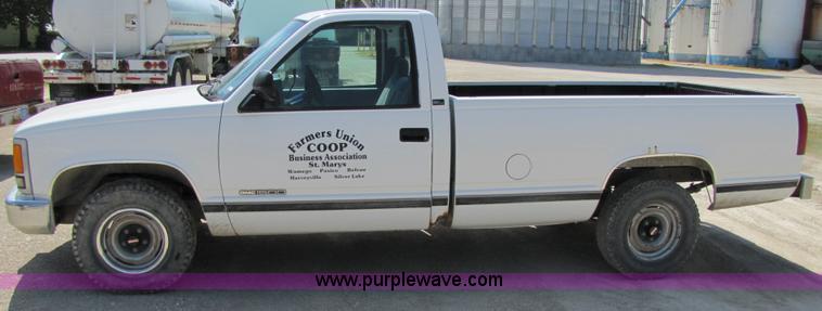 image for item 2288 1993 GMC Sierra C1500 pickup truck