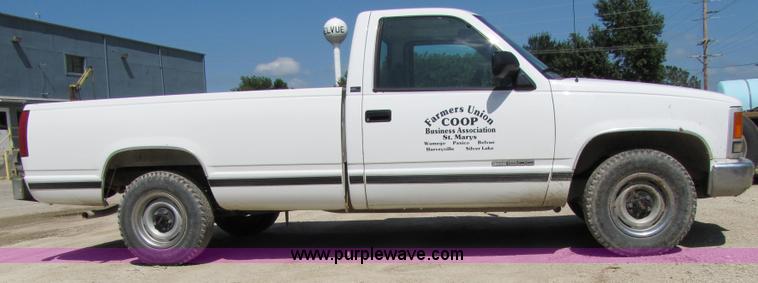 image for item 2288 1993 GMC Sierra C1500 pickup truck