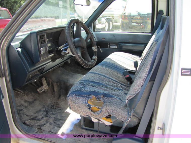 image for item 2288 1993 GMC Sierra C1500 pickup truck