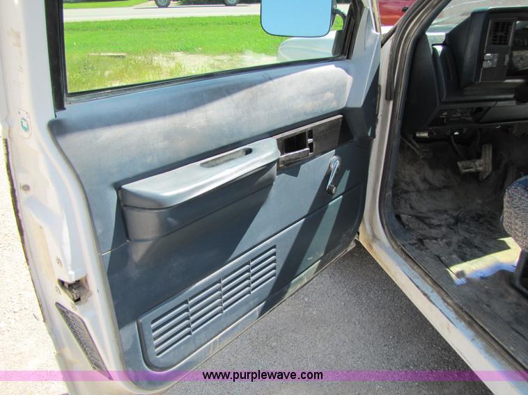 image for item 2288 1993 GMC Sierra C1500 pickup truck