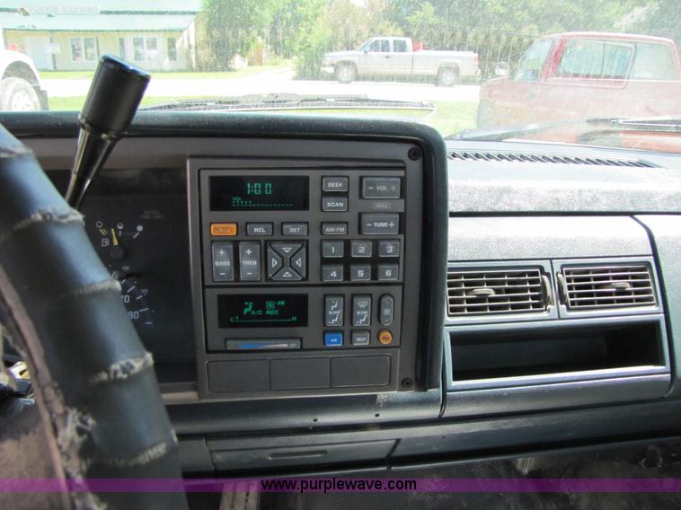 image for item 2288 1993 GMC Sierra C1500 pickup truck