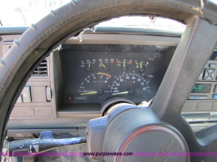 image for item 2288 1993 GMC Sierra C1500 pickup truck