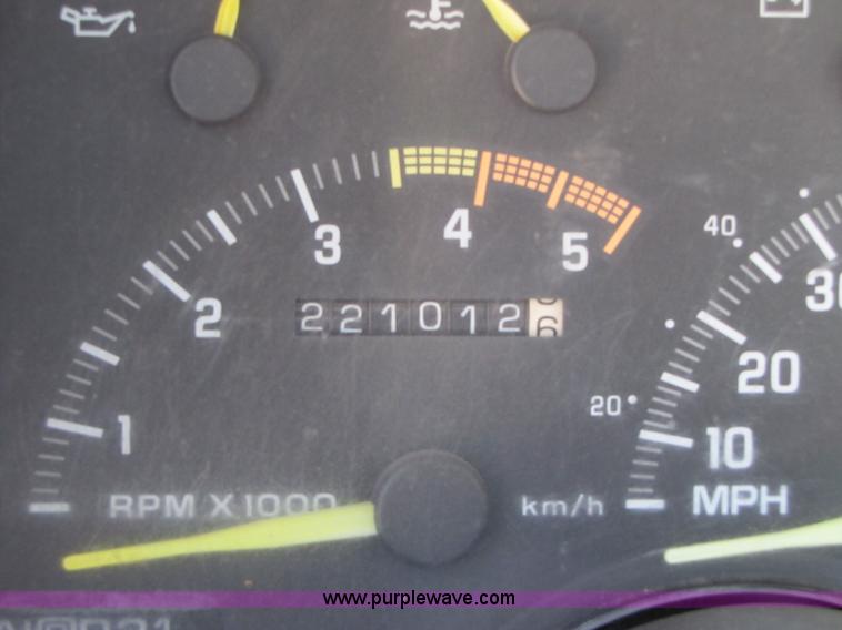 image for item 2288 1993 GMC Sierra C1500 pickup truck