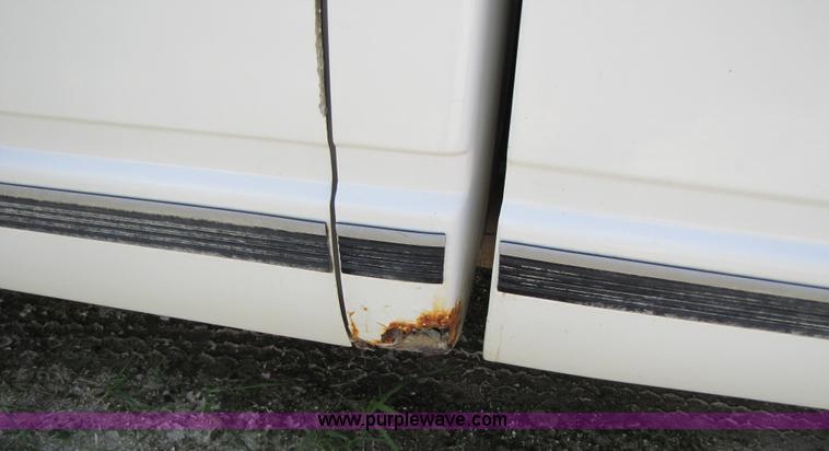 image for item 2288 1993 GMC Sierra C1500 pickup truck