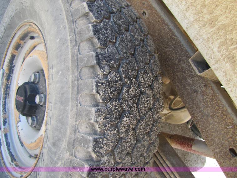 image for item 2288 1993 GMC Sierra C1500 pickup truck