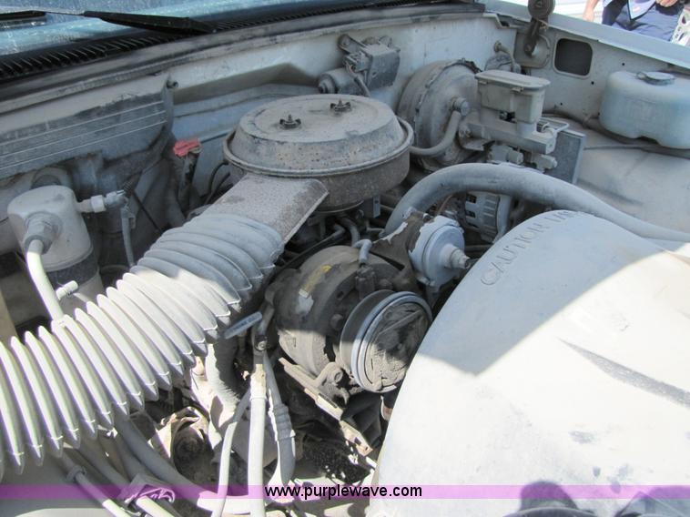 image for item 2288 1993 GMC Sierra C1500 pickup truck