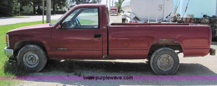 image for item 2289 1989 GMC Sierra C1500 pickup truck