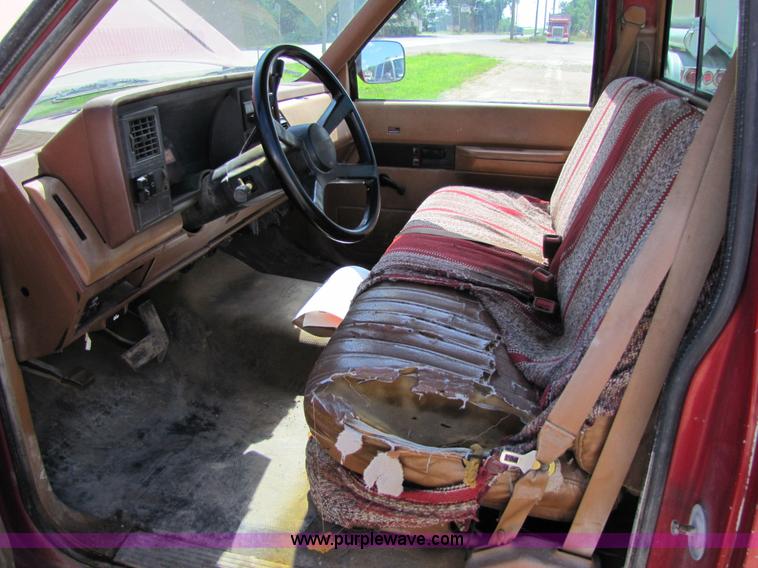 image for item 2289 1989 GMC Sierra C1500 pickup truck