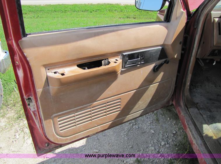 image for item 2289 1989 GMC Sierra C1500 pickup truck