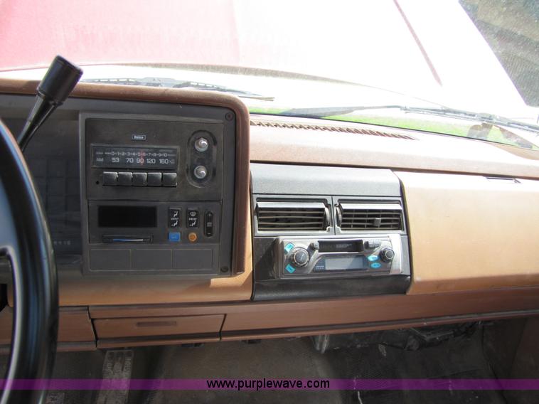 image for item 2289 1989 GMC Sierra C1500 pickup truck