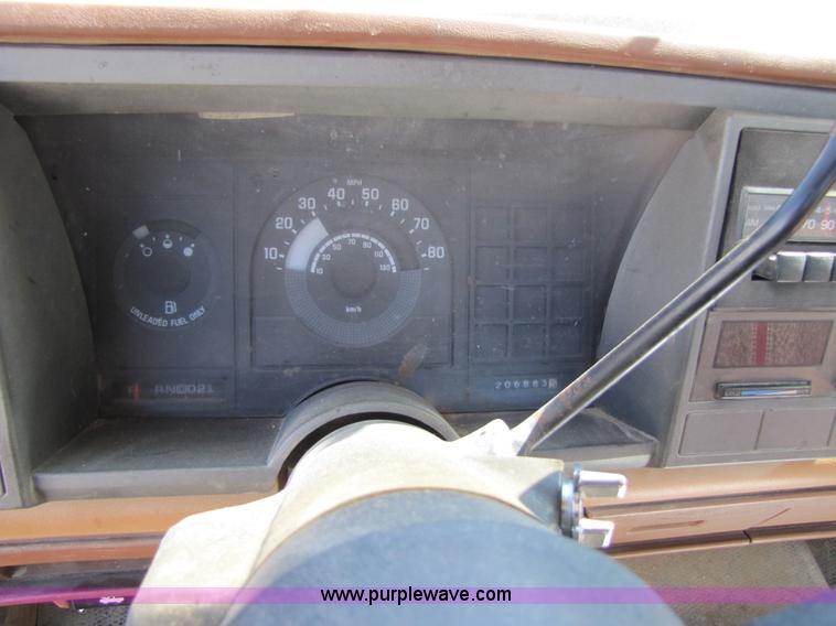 image for item 2289 1989 GMC Sierra C1500 pickup truck