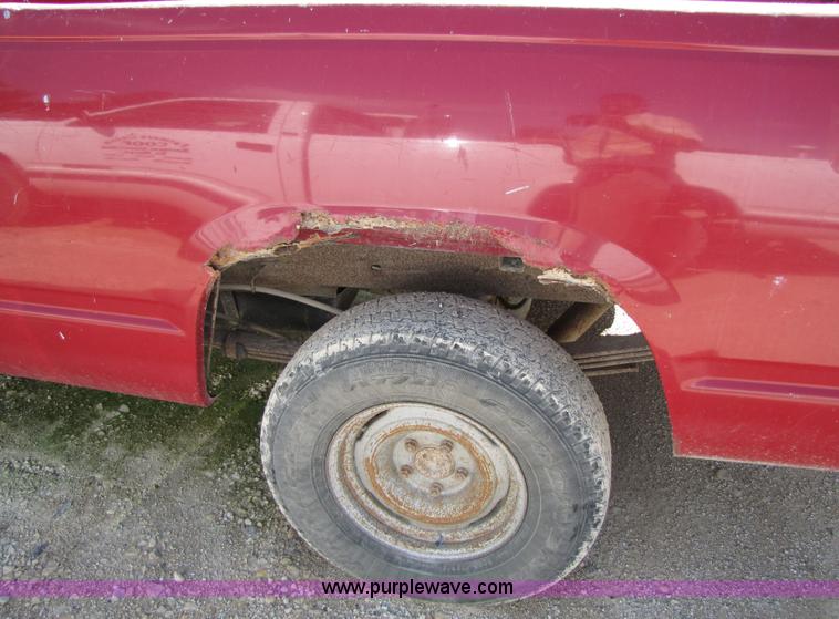 image for item 2289 1989 GMC Sierra C1500 pickup truck