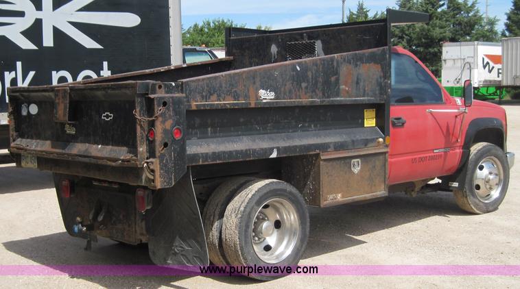 image for item 3002 1998 GMC Sierra C3500 HD truck with dump bed