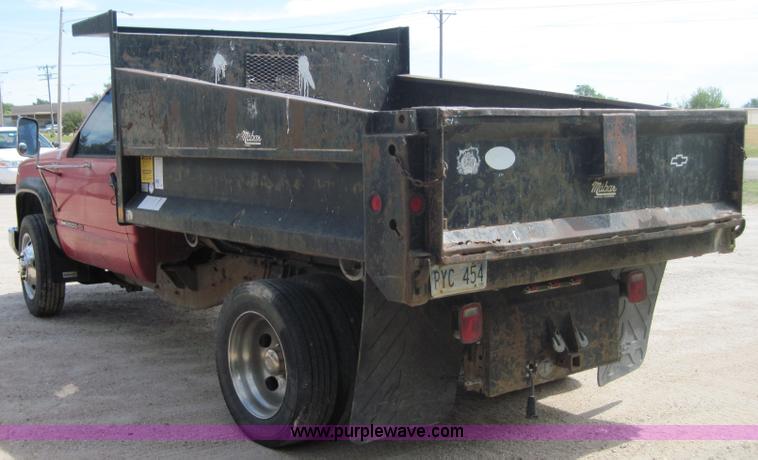 image for item 3002 1998 GMC Sierra C3500 HD truck with dump bed