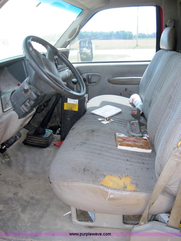 image for item 3002 1998 GMC Sierra C3500 HD truck with dump bed