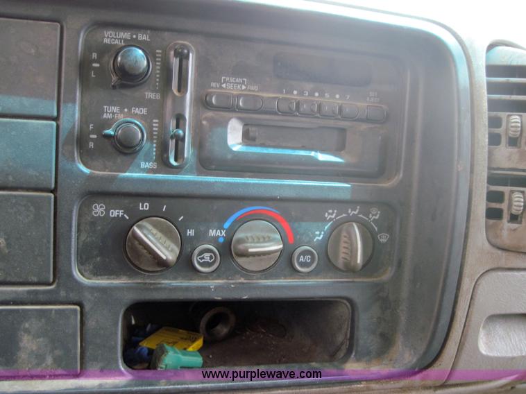 image for item 3002 1998 GMC Sierra C3500 HD truck with dump bed