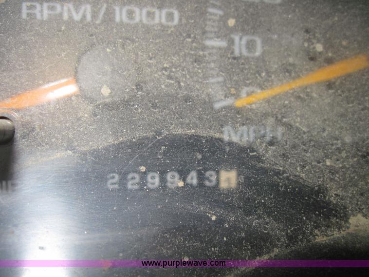 image for item 3002 1998 GMC Sierra C3500 HD truck with dump bed