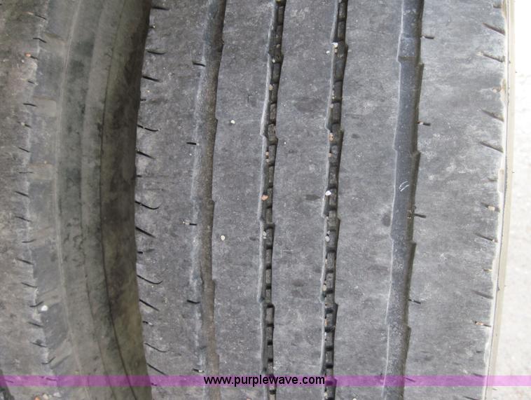 image for item 3002 1998 GMC Sierra C3500 HD truck with dump bed