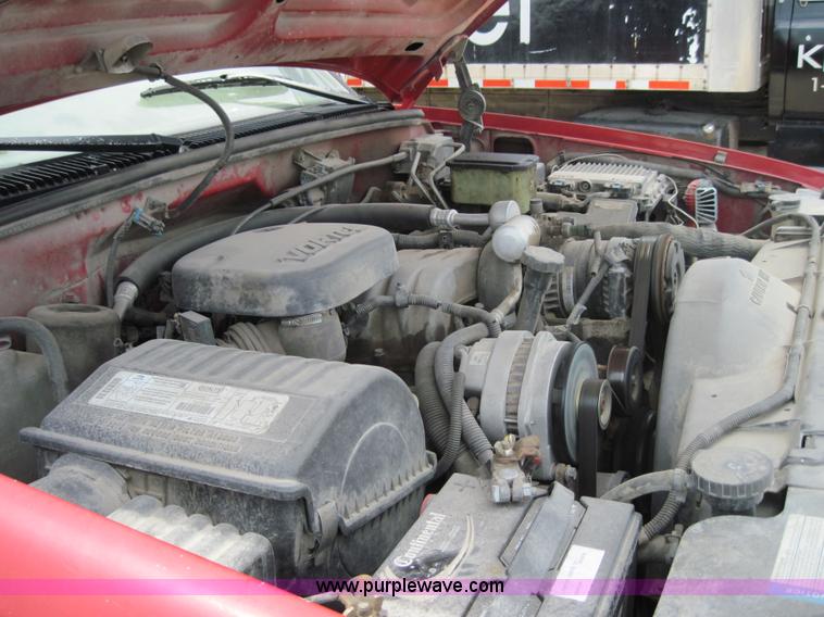 image for item 3002 1998 GMC Sierra C3500 HD truck with dump bed