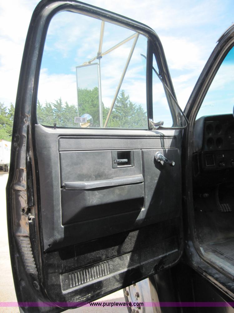 image for item 3003 1986 GMC Topkick C7D042 24' box truck