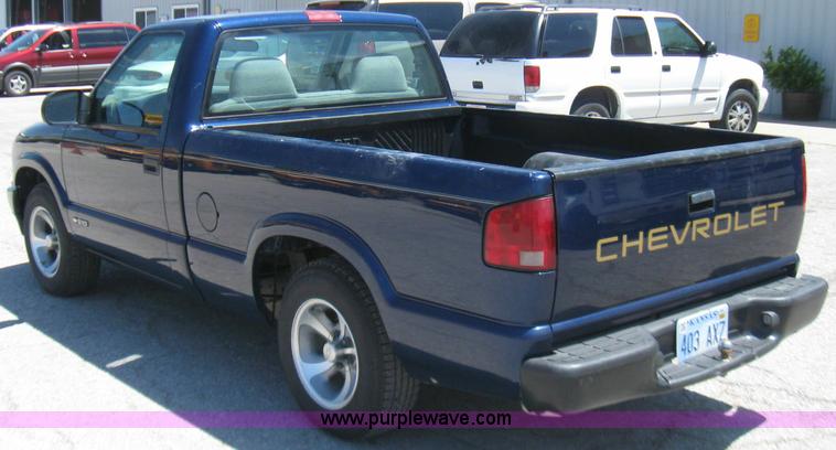 image for item 7214 1999 Chevrolet S10 pickup truck