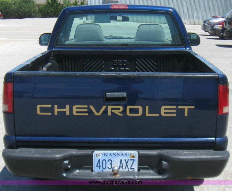 image for item 7214 1999 Chevrolet S10 pickup truck