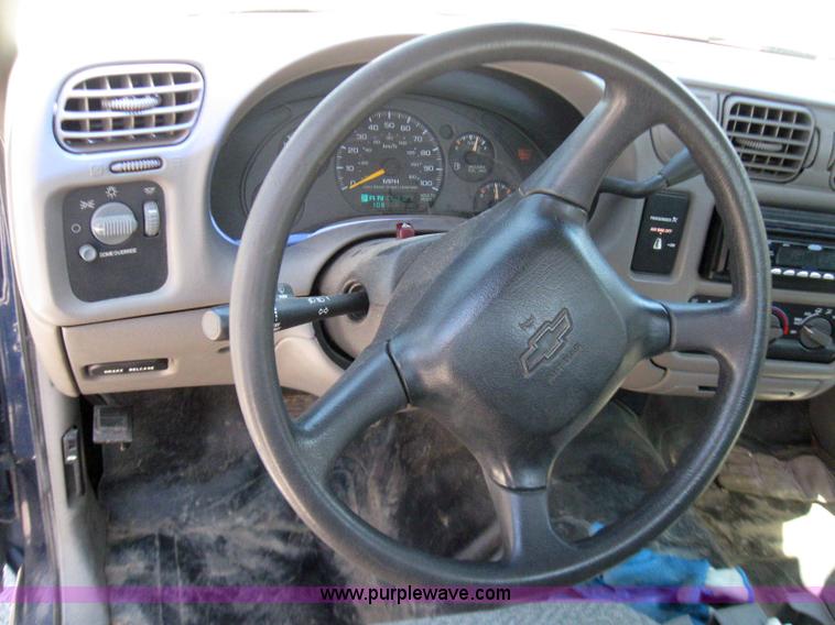 image for item 7214 1999 Chevrolet S10 pickup truck