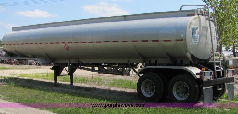 image for item 2286 1986 Fruehauf tanker trailer
