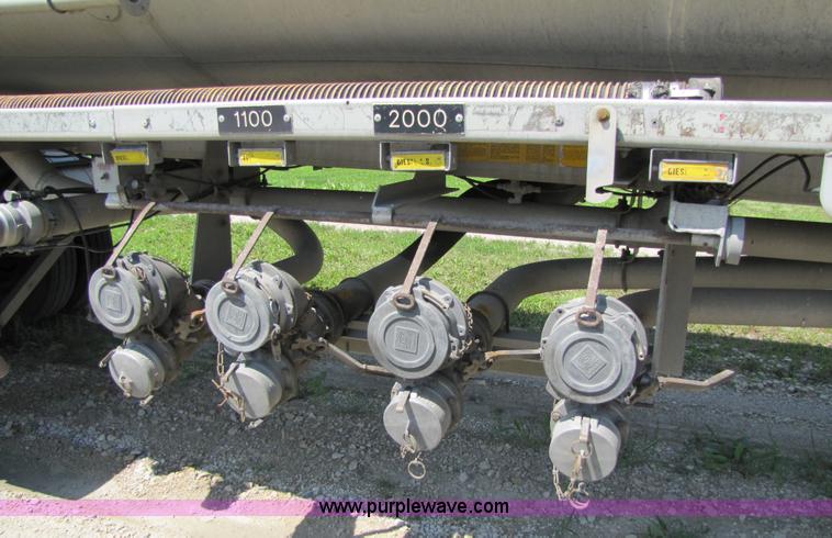 image for item 2286 1986 Fruehauf tanker trailer