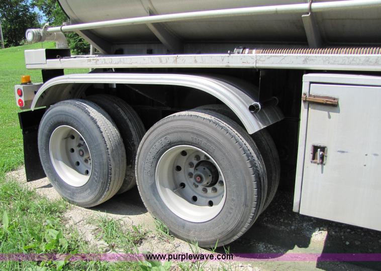 image for item 2286 1986 Fruehauf tanker trailer