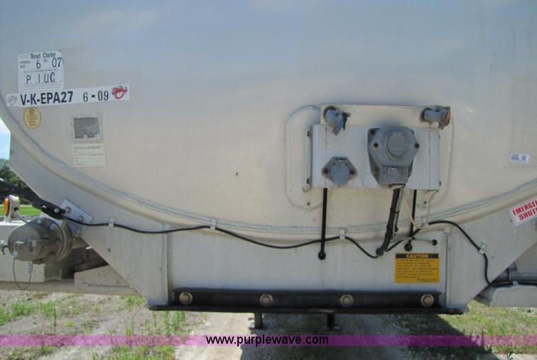 image for item 2286 1986 Fruehauf tanker trailer