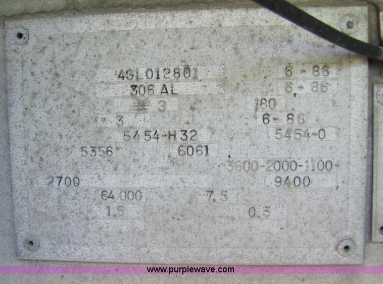 image for item 2286 1986 Fruehauf tanker trailer