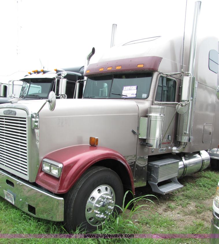 image for item 8000 2002 Freightliner Conventional FLD120 semi truck