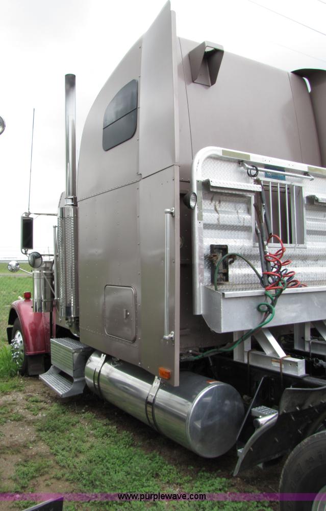 image for item 8000 2002 Freightliner Conventional FLD120 semi truck