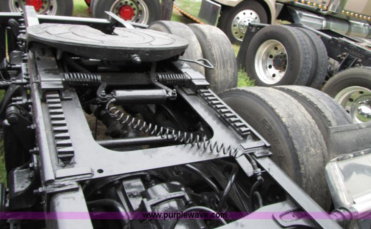 image for item 8000 2002 Freightliner Conventional FLD120 semi truck