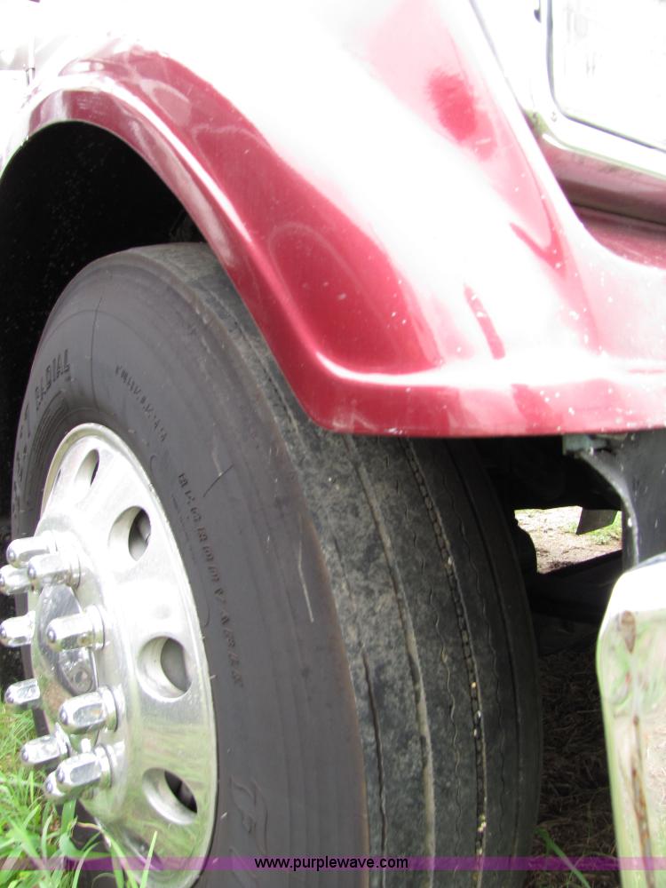 image for item 8000 2002 Freightliner Conventional FLD120 semi truck