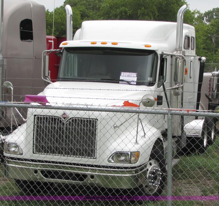image for item 8001 2005 International 9400I semi truck