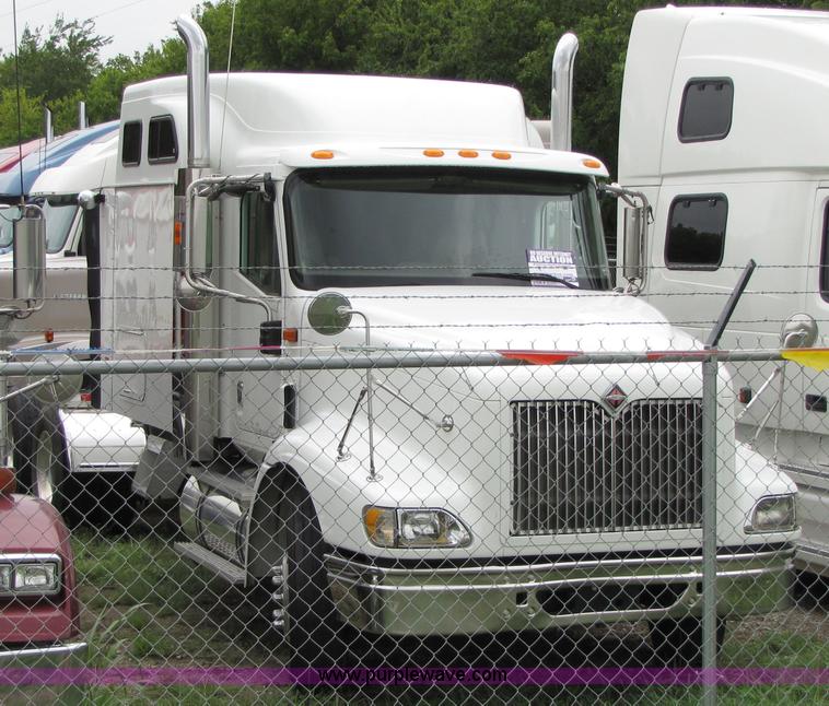image for item 8001 2005 International 9400I semi truck
