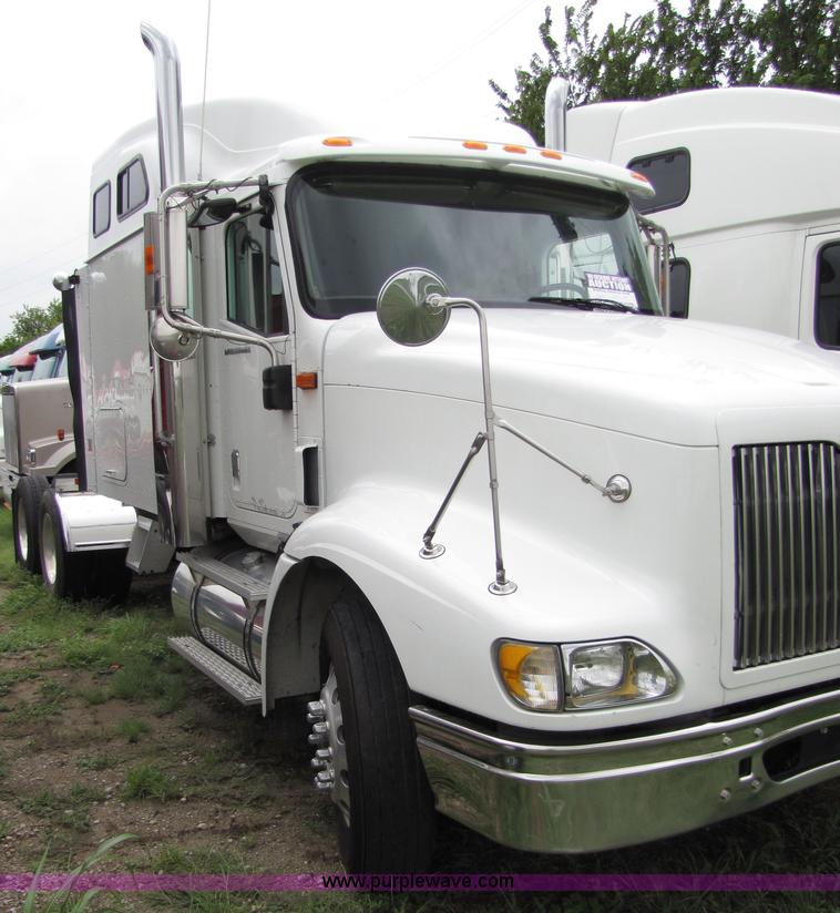 image for item 8001 2005 International 9400I semi truck