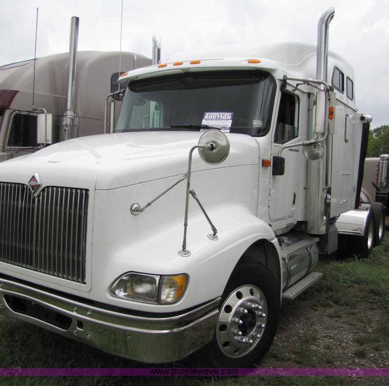 image for item 8001 2005 International 9400I semi truck
