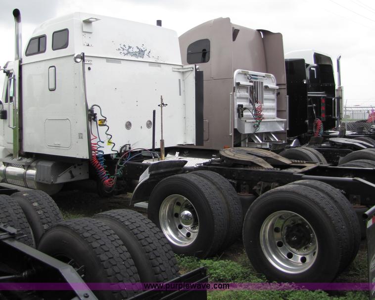 image for item 8001 2005 International 9400I semi truck