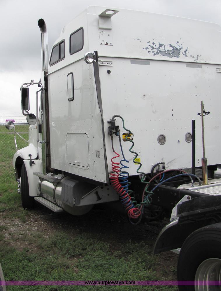 image for item 8001 2005 International 9400I semi truck