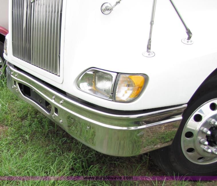 image for item 8001 2005 International 9400I semi truck