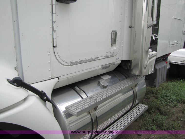 image for item 8001 2005 International 9400I semi truck