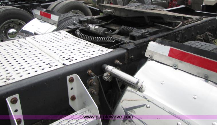 image for item 8001 2005 International 9400I semi truck