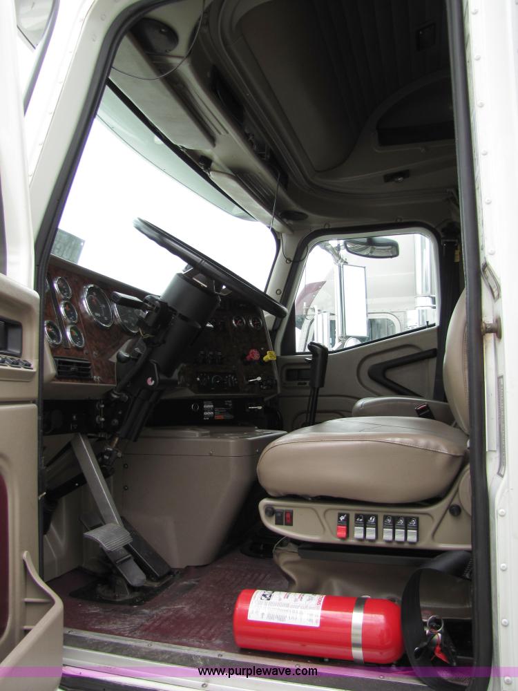 image for item 8001 2005 International 9400I semi truck